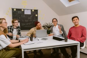 https://www.pexels.com/photo/people-laughing-while-in-a-meeting-6914348/